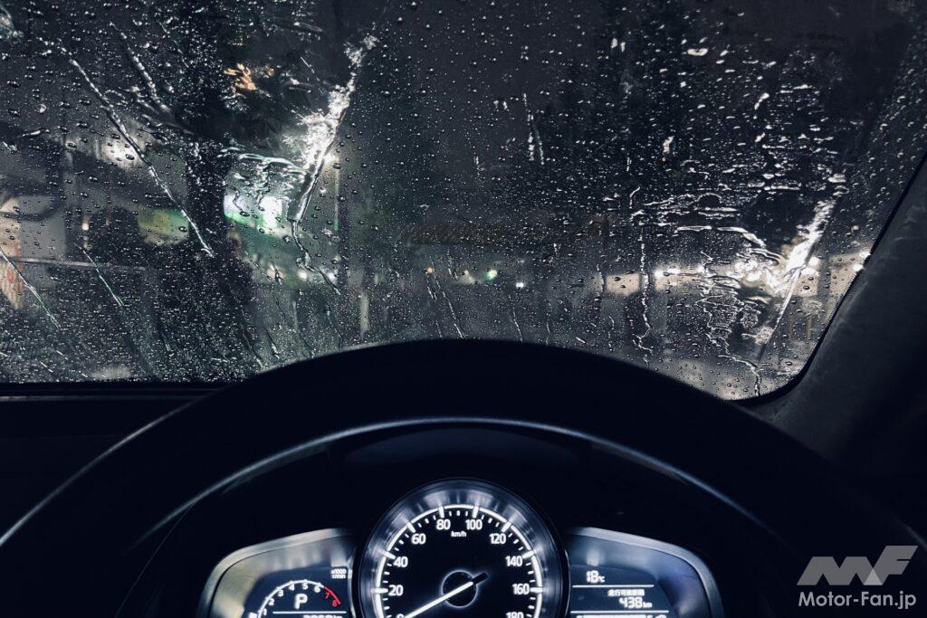雨の日のフロントガラス