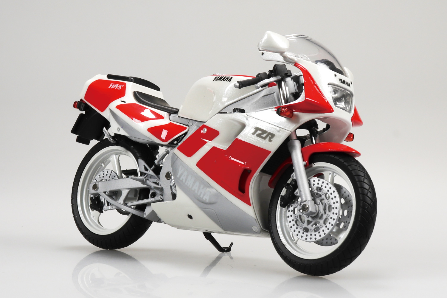 後方排気のTZR。完全新金型で制作のアオシマ1/12スケール｜ヤマハ