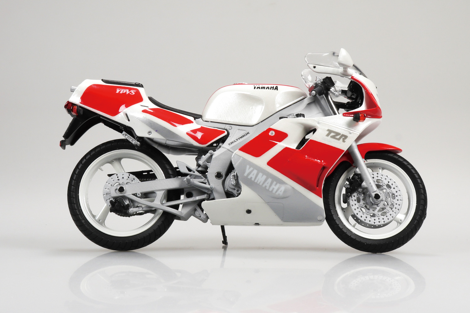 後方排気のTZR。完全新金型で制作のアオシマ1/12スケール｜ヤマハ