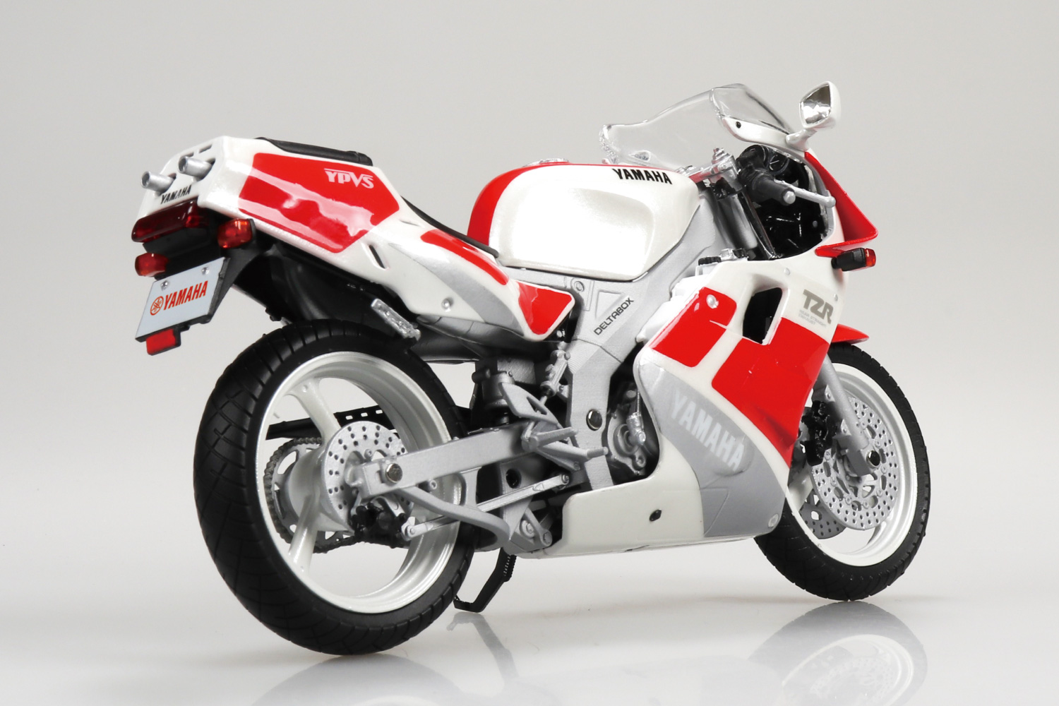 後方排気のTZR。完全新金型で制作のアオシマ1/12スケール｜ヤマハ