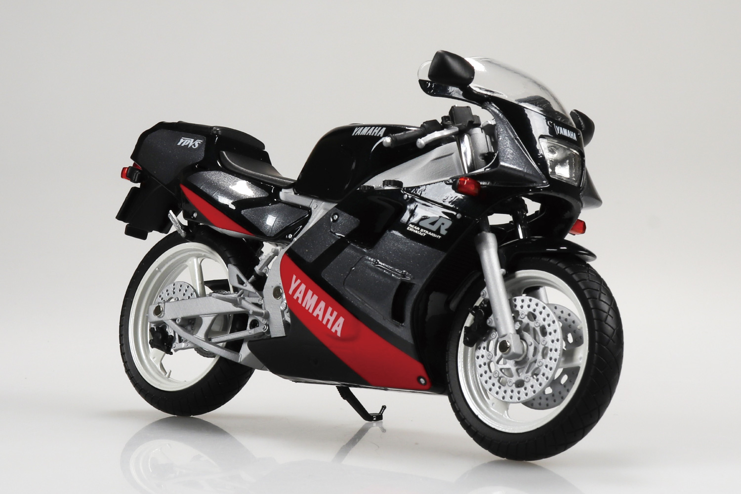 後方排気のTZR。完全新金型で制作のアオシマ1/12スケール｜ヤマハ
