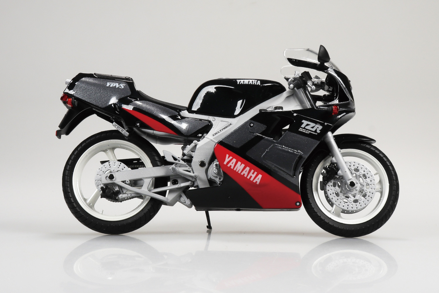 後方排気のTZR。完全新金型で制作のアオシマ1/12スケール｜ヤマハ