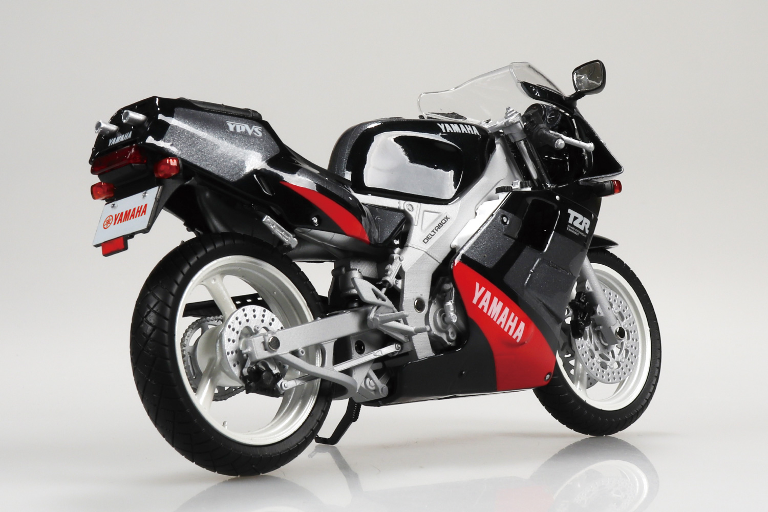 後方排気のTZR。完全新金型で制作のアオシマ1/12スケール｜ヤマハ