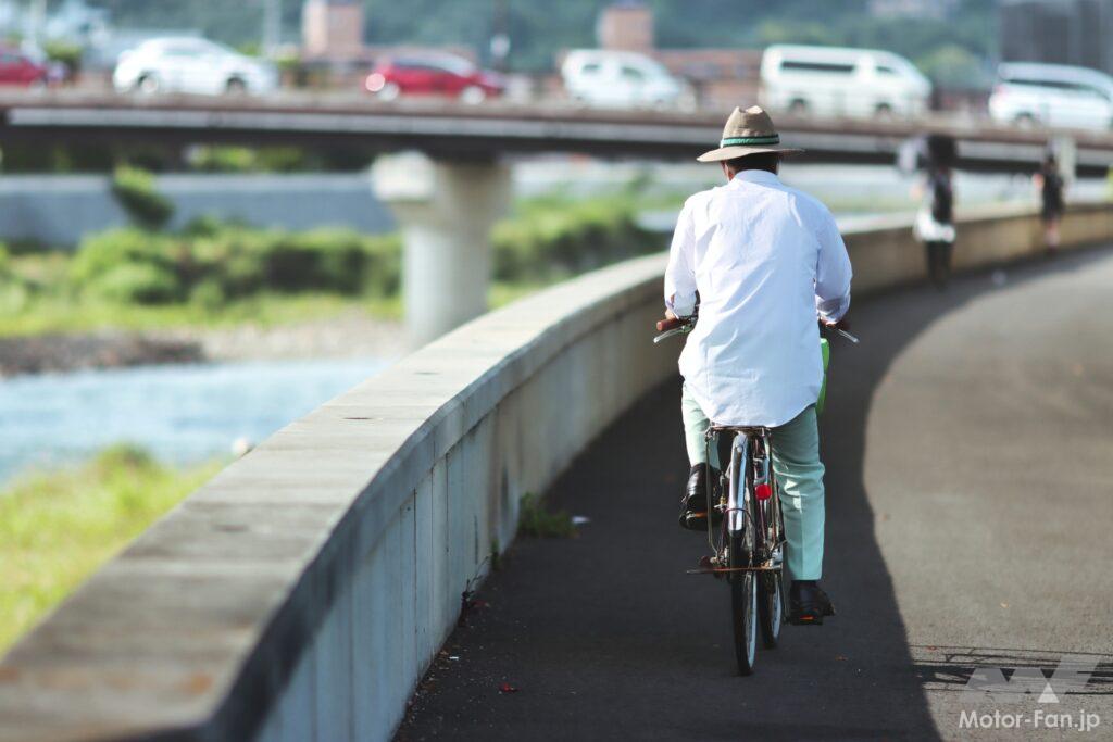 自転車を漕ぐ人