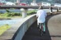 自転車を漕ぐ人