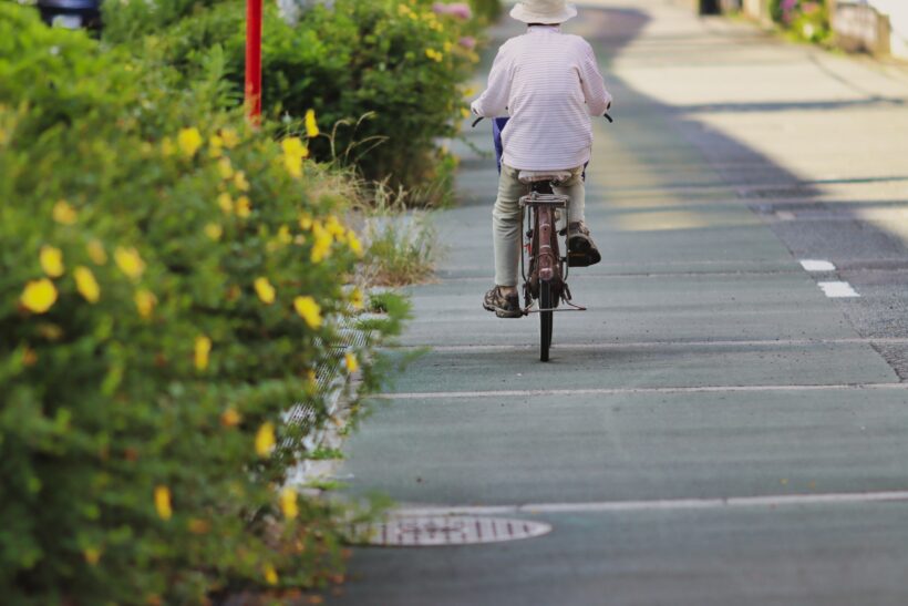自転車に乗る人
