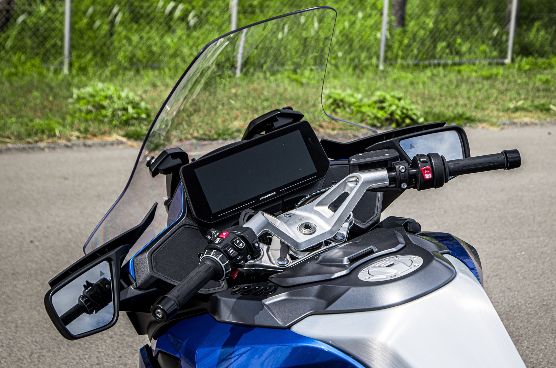 BMW・R1300RTはアスファルトの王者である。先進デバイス満載でも滑空