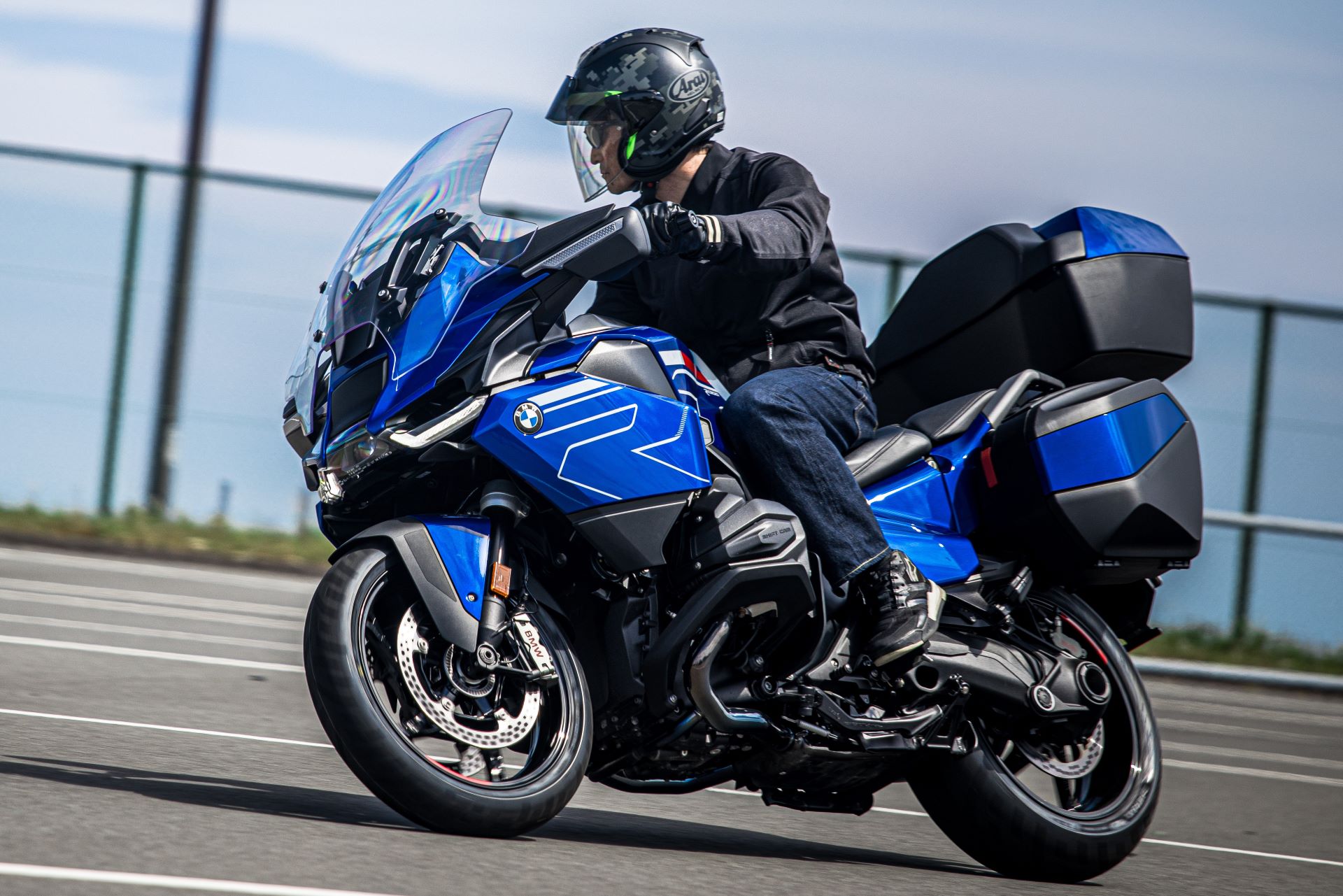 BMW・R1300RTはアスファルトの王者である。先進デバイス満載でも滑空