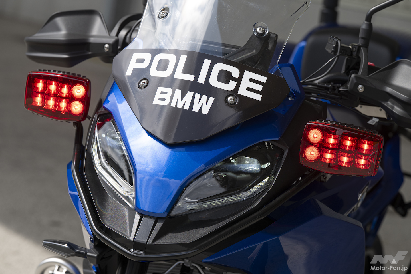 大阪府警、街頭犯罪対策の「スカイブルー隊」にBMW Motorrad「F 900 XR