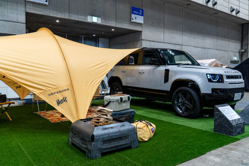 ブースのメインはMOSS TENTSとコラボしたDEFENDER専用のタープ。