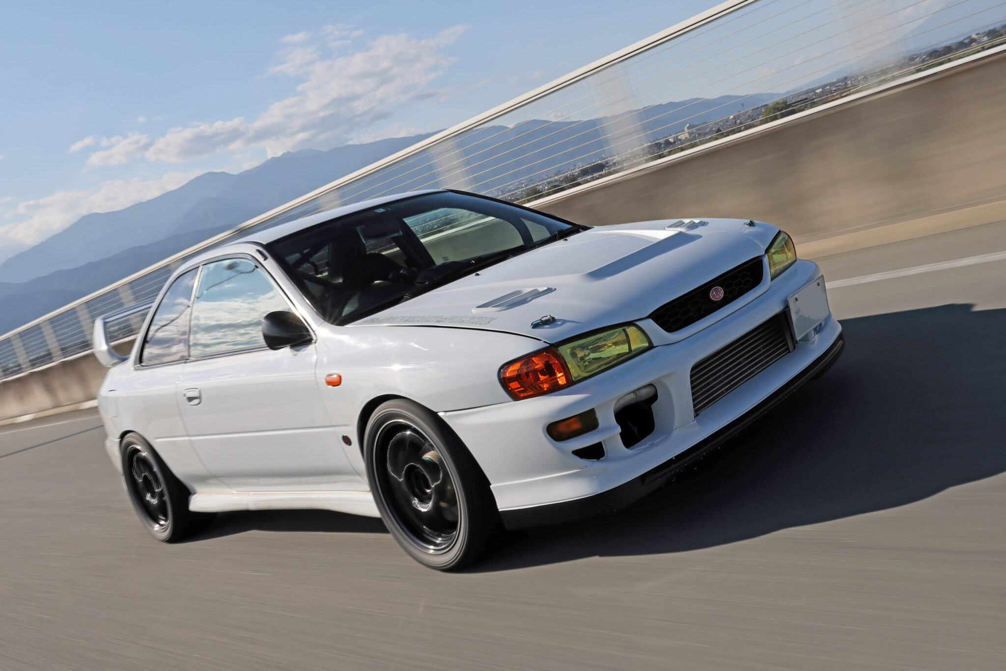 「激レアな2ドアのGC8インプレッサを最強の令和仕様へ」新旧融合の500馬力モンスター誕生！ | Motor Fan｜自動車情報のモーターファン