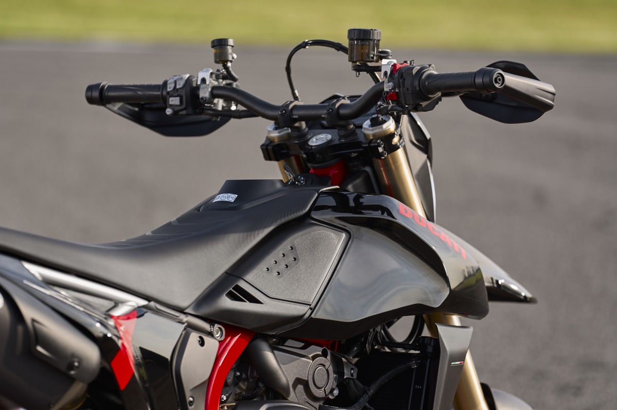 ドゥカティ、漆黒のスーパーモタード「Hypermotard 698 Mono Nera」を