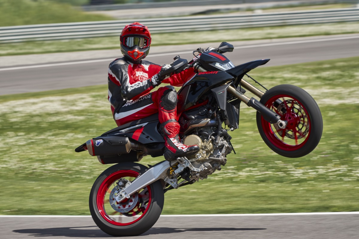 ドゥカティ、漆黒のスーパーモタード「Hypermotard 698 Mono Nera」を