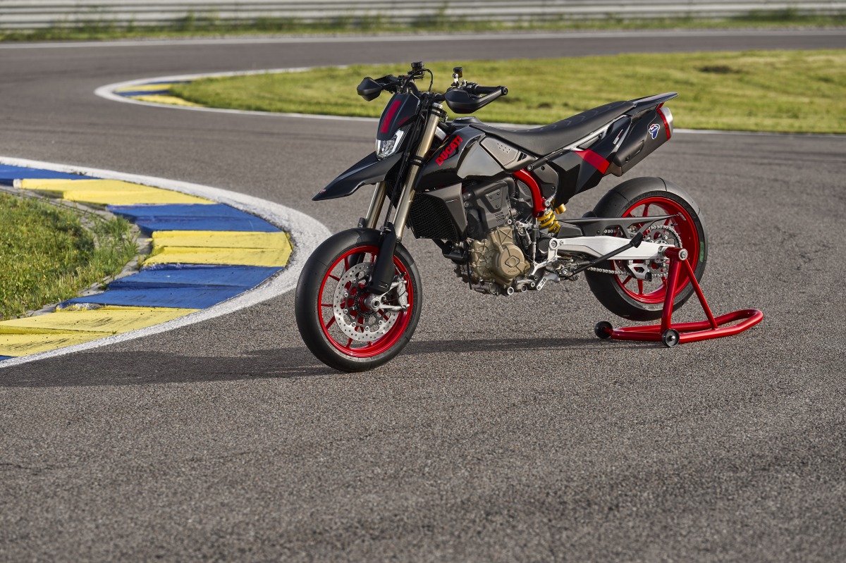 ドゥカティ、漆黒のスーパーモタード「Hypermotard 698 Mono Nera」を