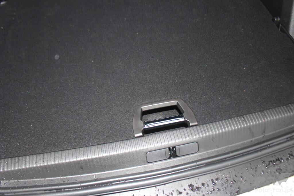 写真はラゲッジボード上段時で、掃き出し口との段差を抑えられる