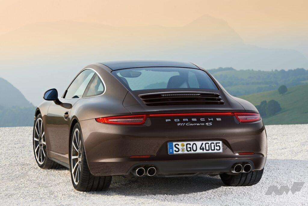 「991」型のポルシェ911のリヤビュー
