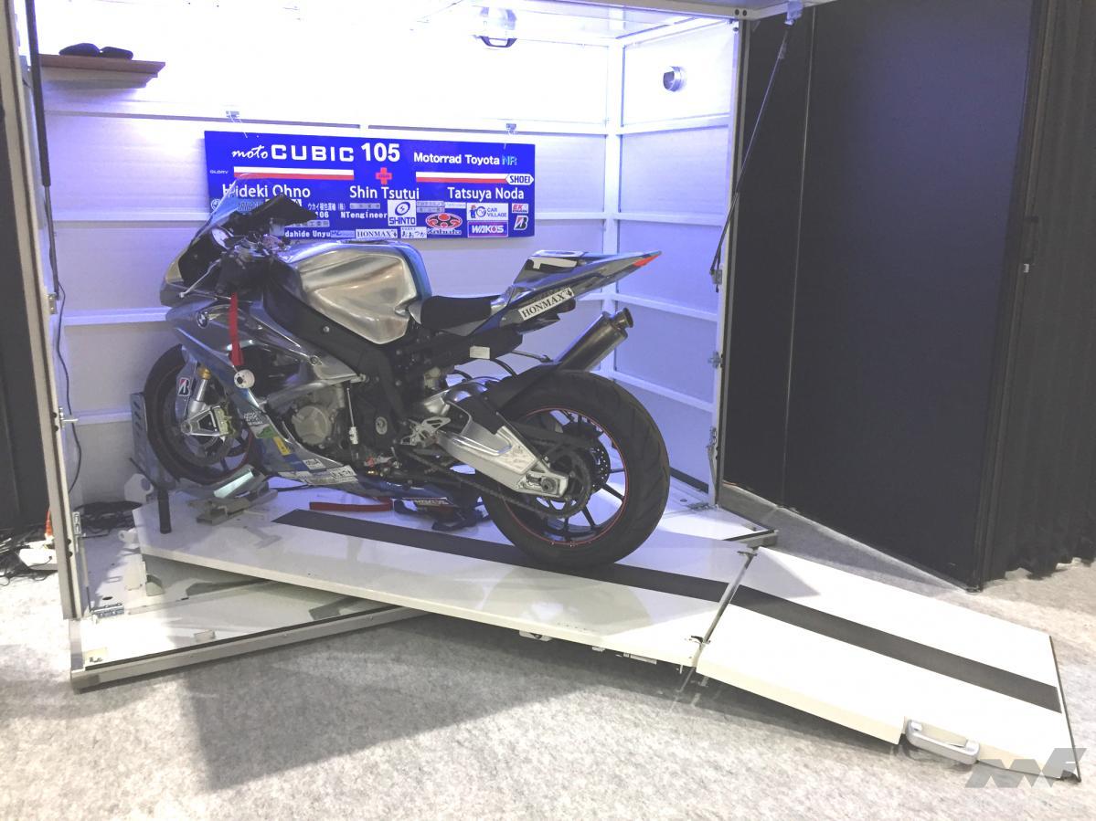 2500×1000mmの狭小スペースを鉄壁のバイクガレージに！”90度回転”が