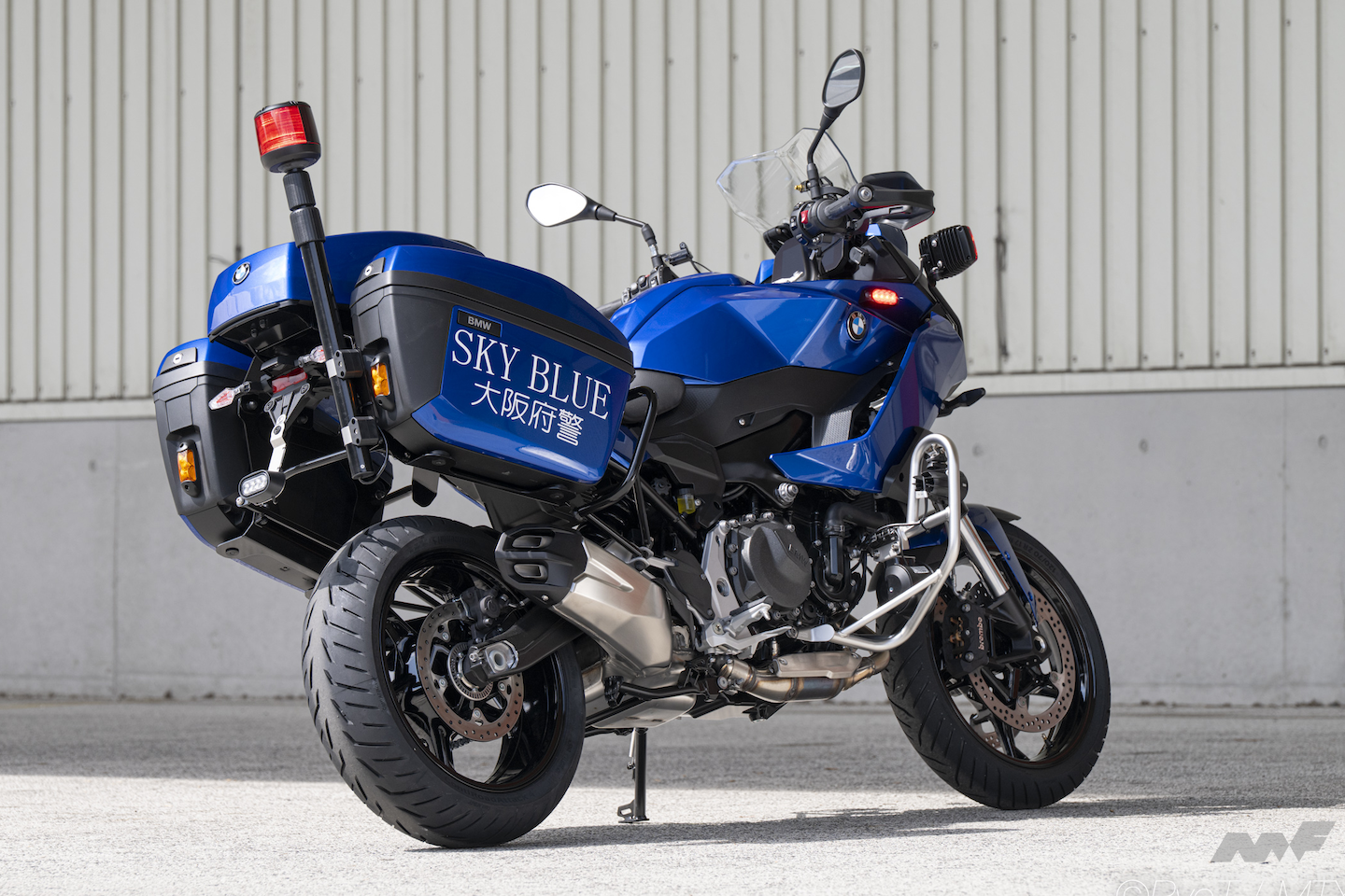大阪府警、街頭犯罪対策の「スカイブルー隊」にBMW Motorrad「F 900 XR