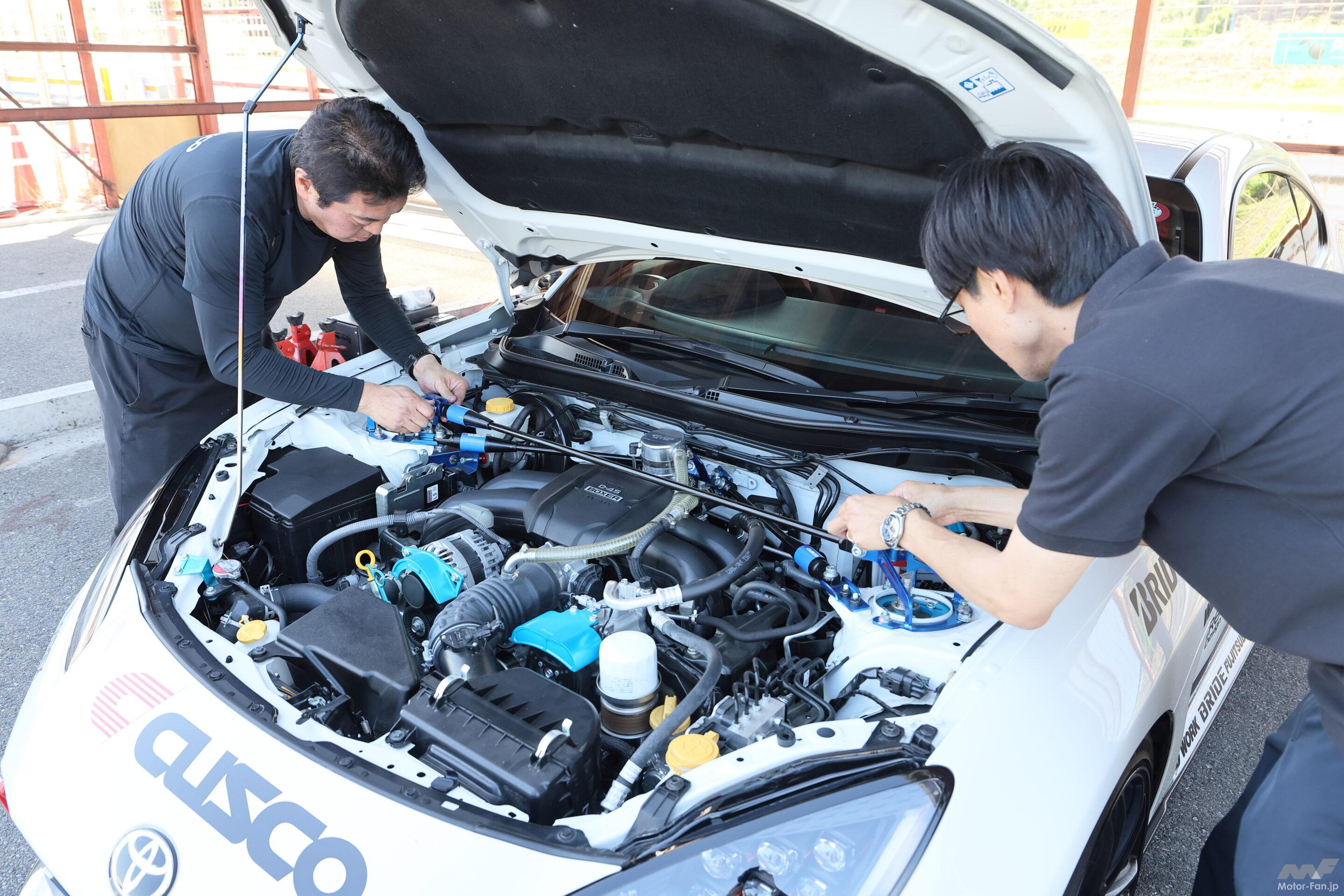スプリングと摩擦機構を備えてボディを制振！ 操縦性と快適性を両