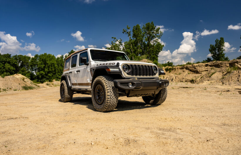 ジープは1980年代に人気を集めたモデル名を復活させた「Jeep Wrangler Laredo」を発表した。