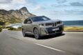 新型「BMW iX5 60 xDrive」の走行シーン。