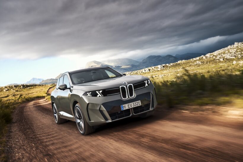 新型「BMW iX5 60 xDrive」の走行シーン。