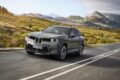 新型「BMW iX5 60 xDrive」の走行シーン。