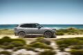 新型「BMW iX5 60 xDrive」の走行シーン。