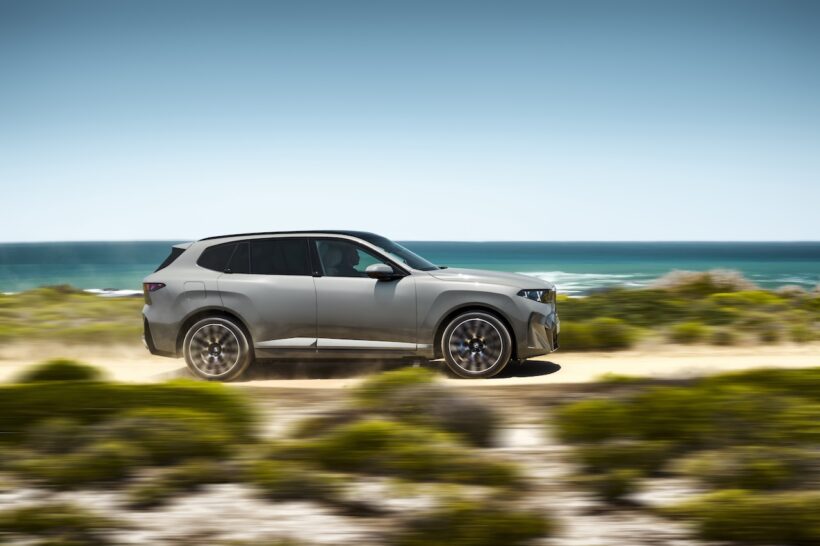 新型「BMW iX5 60 xDrive」の走行シーン。
