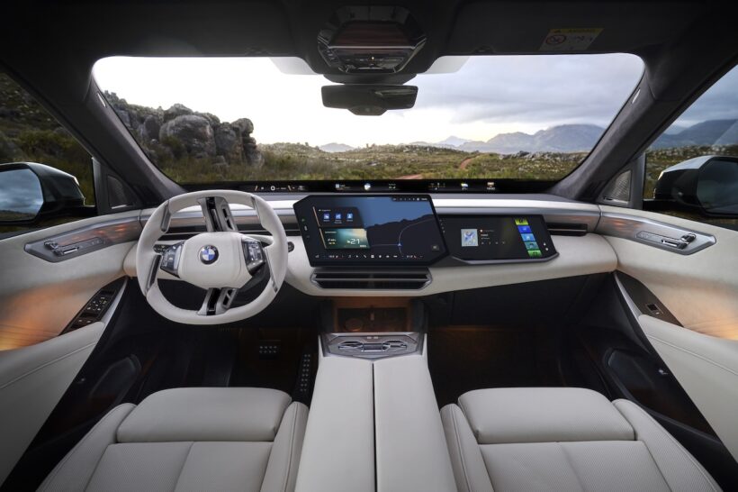 新型「BMW iX5 60 xDrive」のインテリア。