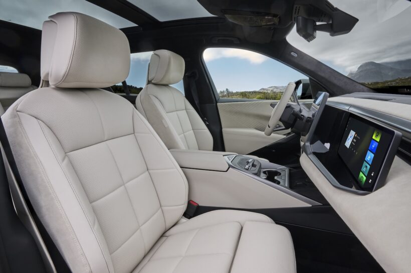 新型「BMW iX5 60 xDrive」のインテリア。