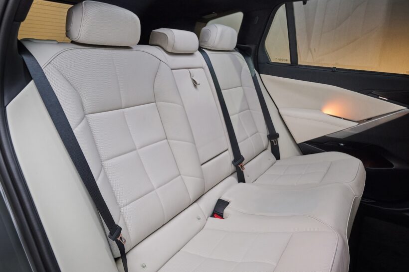 新型「BMW iX5 60 xDrive」のインテリア。