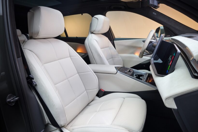 新型「BMW iX5 60 xDrive」のインテリア。