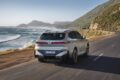新型「BMW X5 M60e xDrive」の走行シーン。