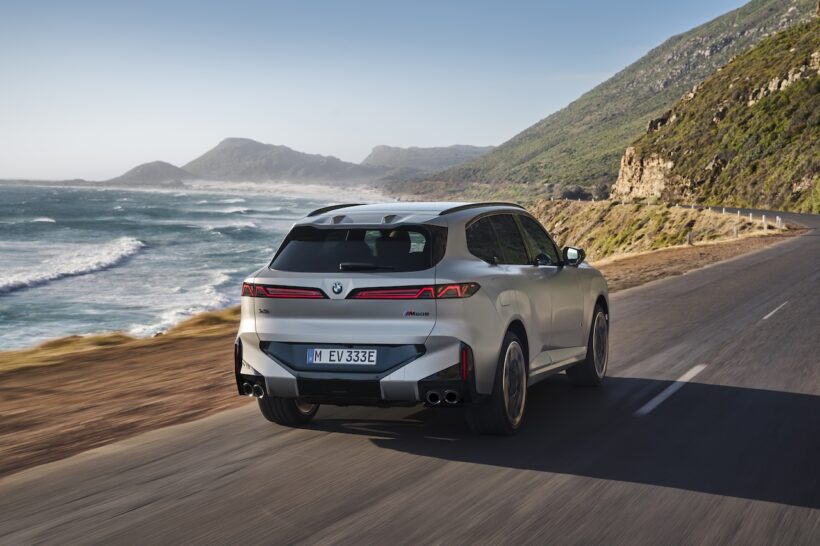 新型「BMW X5 M60e xDrive」の走行シーン。