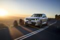 新型「BMW X5 M60e xDrive」の走行シーン。