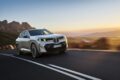 新型「BMW X5 M60e xDrive」の走行シーン。