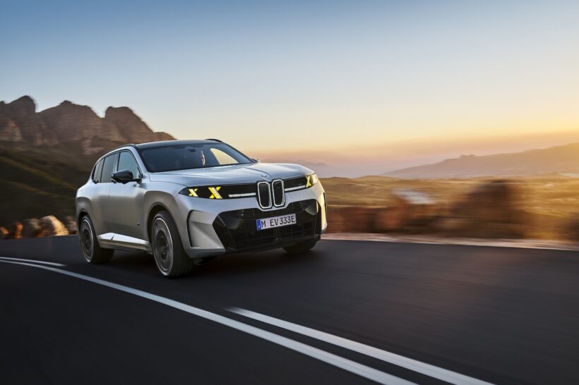新型「BMW X5 M60e xDrive」の走行シーン。
