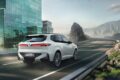 新型「BMW iX5 Hydrogen」の走行シーン。