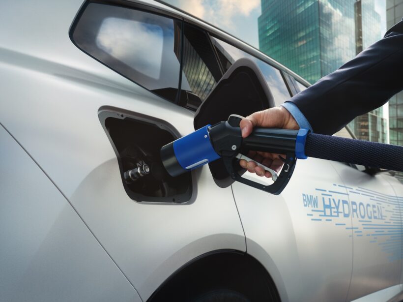 新型「BMW iX5 Hydrogen」の充填シーン。