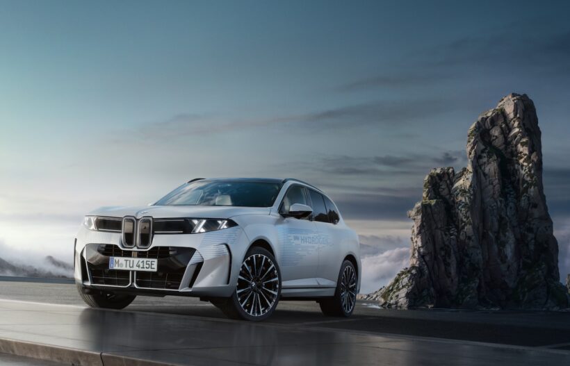 新型「BMW iX5 Hydrogen」の走行シーン。