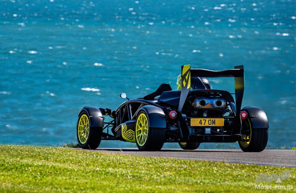 公道走行可能なトラックカー「アリエル アトム 4RR」が、アングルシー・サーキットでコースレコードを記録した。