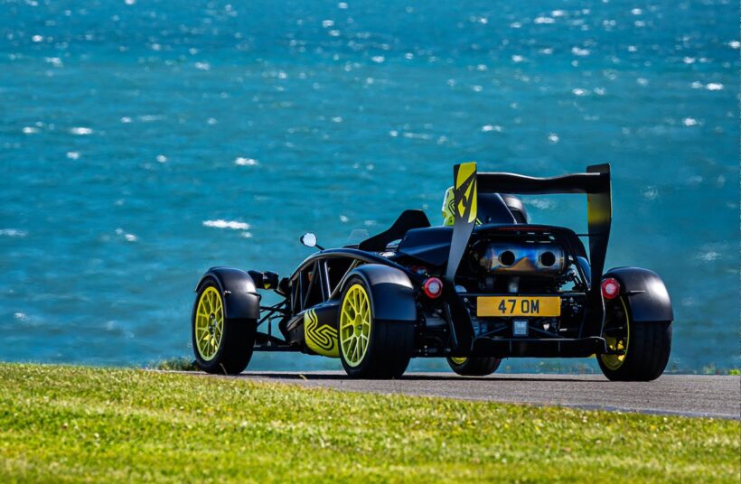 公道走行可能なトラックカー「アリエル アトム 4RR」が、アングルシー・サーキットでコースレコードを記録した。
