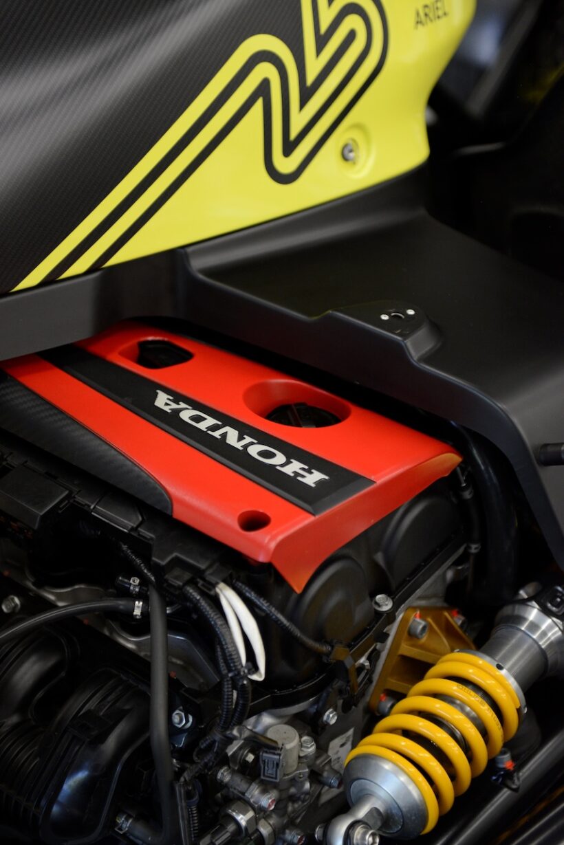 公道走行可能なトラックカー「アリエル アトム 4RR」が、アングルシー・サーキットでコースレコードを記録した。