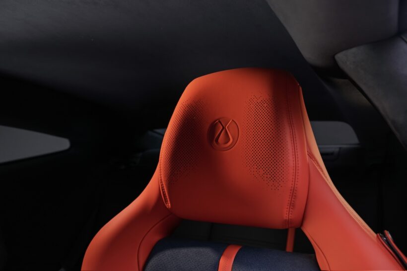 新型フル電動スーパースポーツ「デンツァ Z」のコクピット。