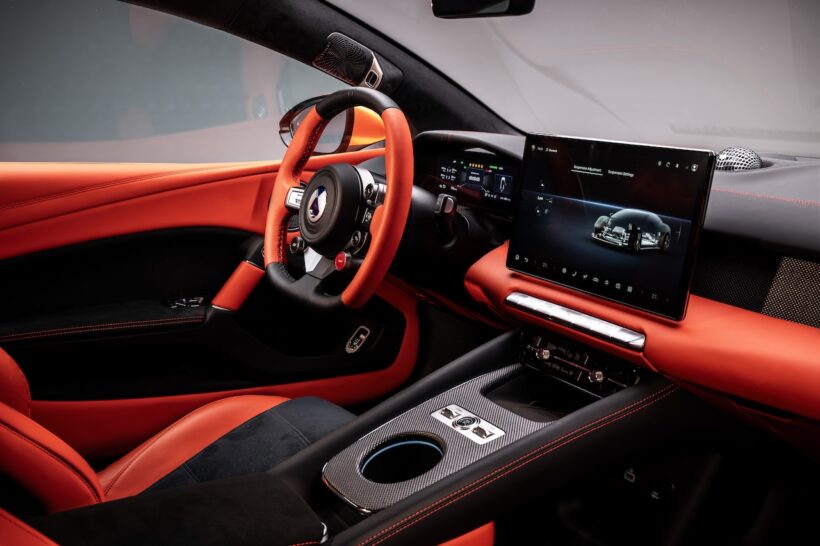 新型フル電動スーパースポーツ「デンツァ Z」のコクピット。