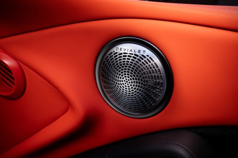 新型フル電動スーパースポーツ「デンツァ Z」のコクピット。