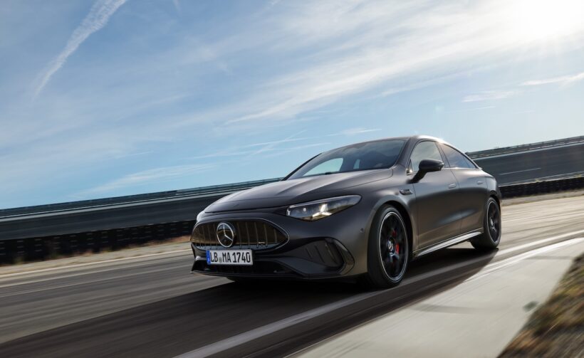 「メルセデス AMG CLA 45 4MATIC+」の走行シーン。