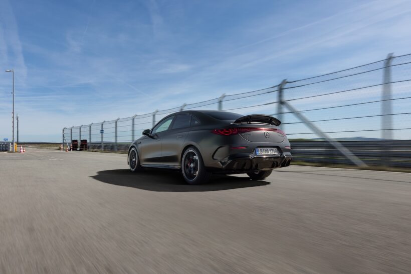 「メルセデス AMG CLA 45 4MATIC+」の走行シーン。