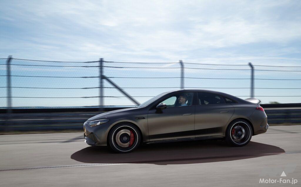 「メルセデス AMG CLA 45 4MATIC+」の走行シーン。